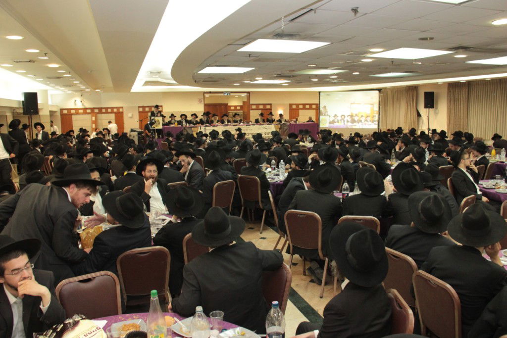 בוגרי פוניבז' התכנסו לעמוד לימין הישיבה • תמונות