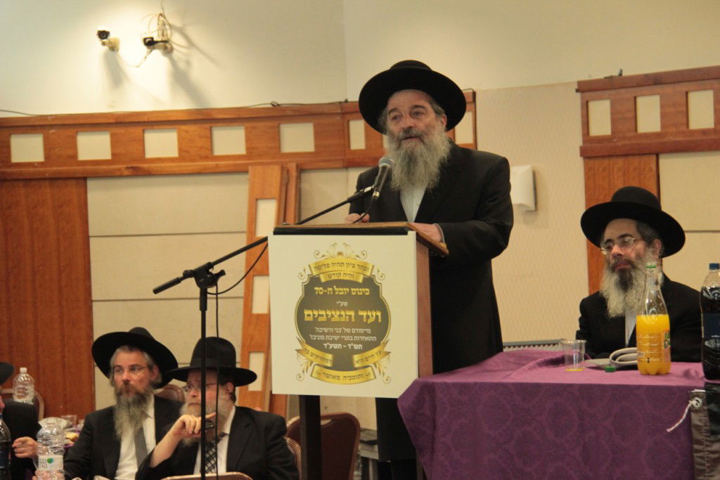 בוגרי פוניבז' התכנסו לעמוד לימין הישיבה • תמונות