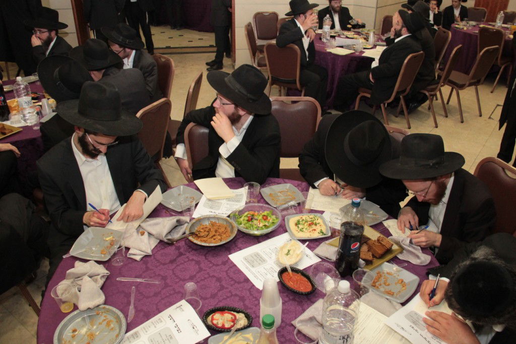 בוגרי פוניבז' התכנסו לעמוד לימין הישיבה • תמונות