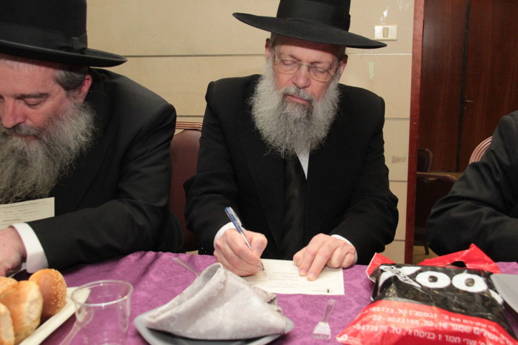 בוגרי פוניבז' התכנסו לעמוד לימין הישיבה • תמונות