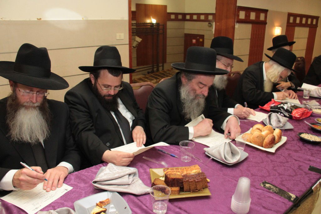 בוגרי פוניבז' התכנסו לעמוד לימין הישיבה • תמונות