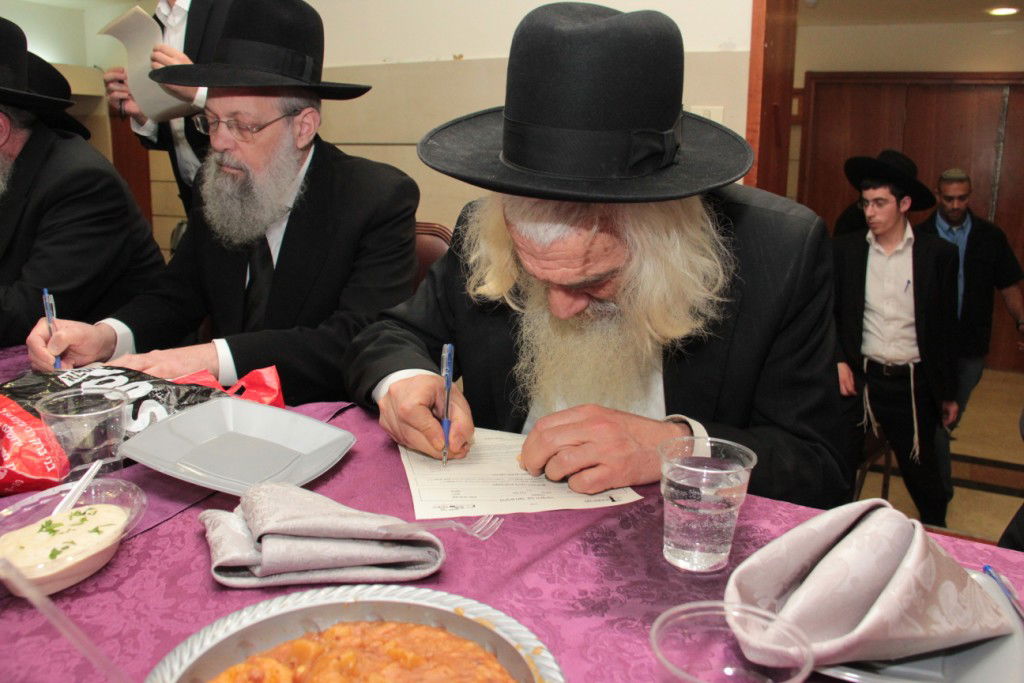 בוגרי פוניבז' התכנסו לעמוד לימין הישיבה • תמונות