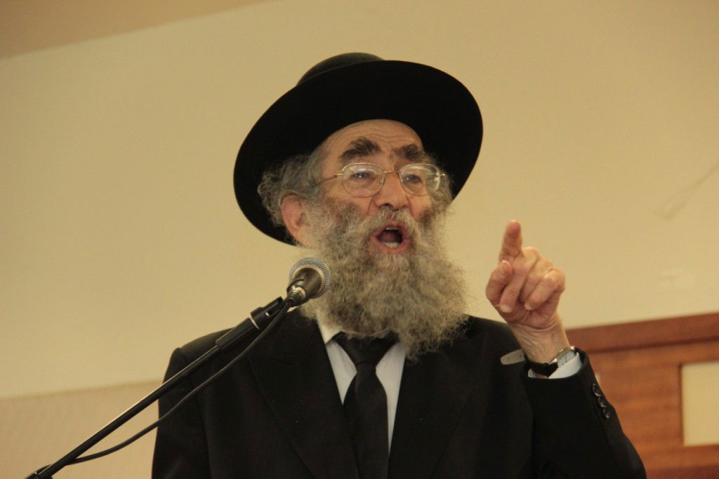 בוגרי פוניבז' התכנסו לעמוד לימין הישיבה • תמונות