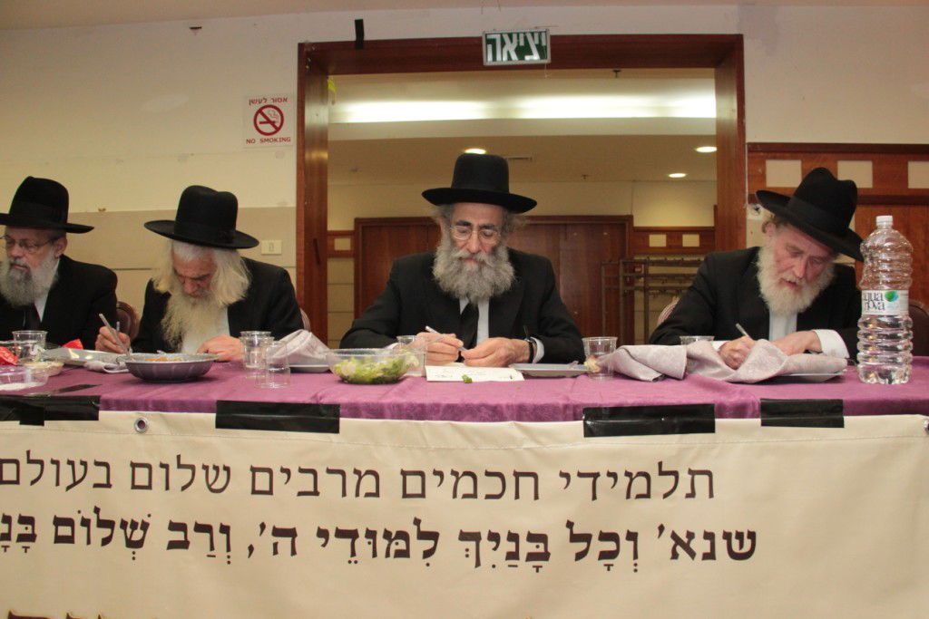 בוגרי פוניבז' התכנסו לעמוד לימין הישיבה • תמונות