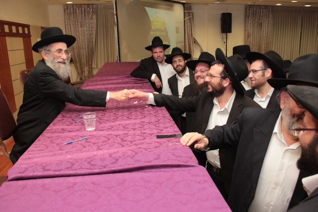 בוגרי פוניבז' התכנסו לעמוד לימין הישיבה • תמונות