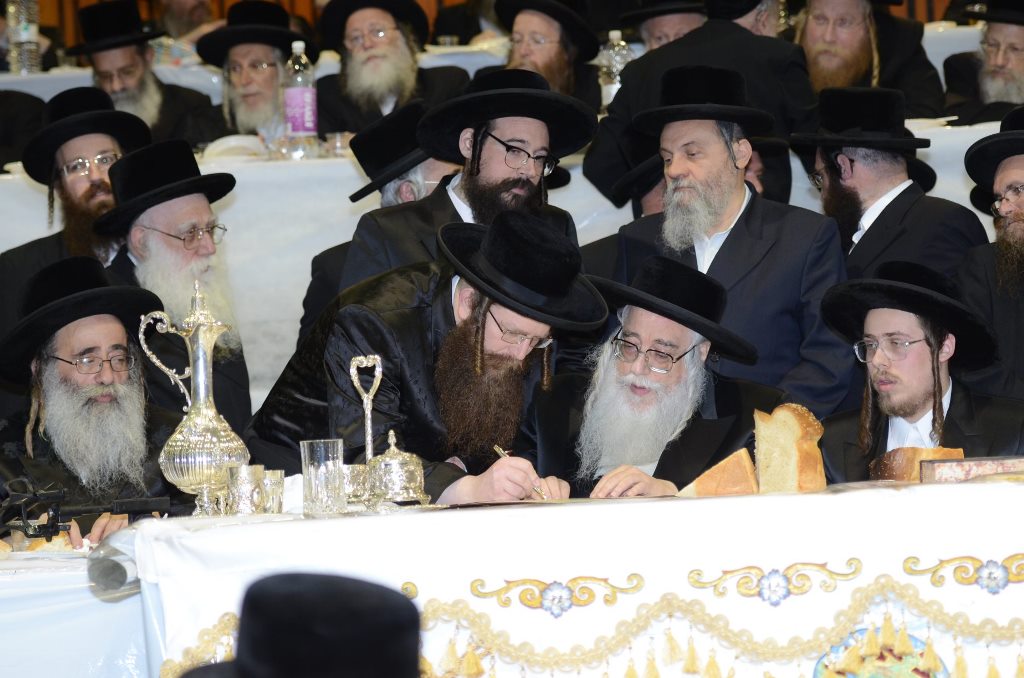 תיעוד ענק: שמחת האירוסין וסעודת הילולא בצאנז