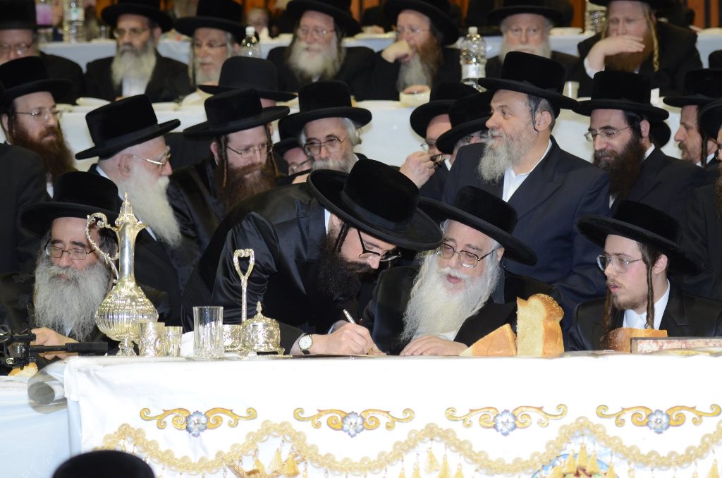 תיעוד ענק: שמחת האירוסין וסעודת הילולא בצאנז