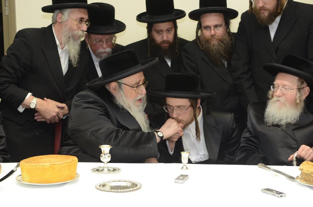 תיעוד ענק: שמחת האירוסין וסעודת הילולא בצאנז