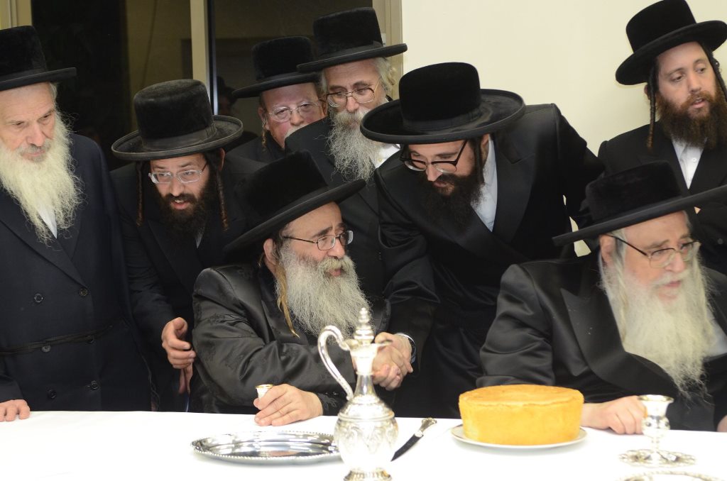 תיעוד ענק: שמחת האירוסין וסעודת הילולא בצאנז