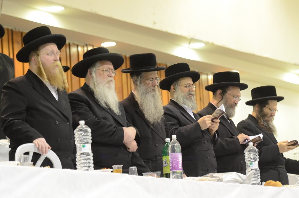 תיעוד ענק: שמחת האירוסין וסעודת הילולא בצאנז