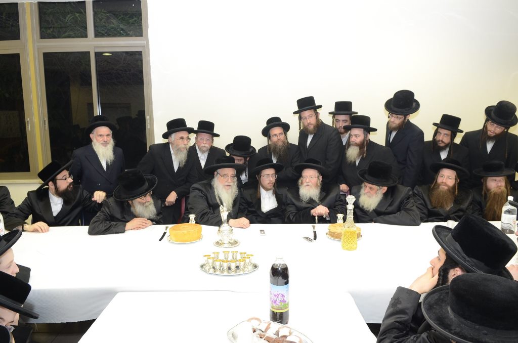 תיעוד ענק: שמחת האירוסין וסעודת הילולא בצאנז