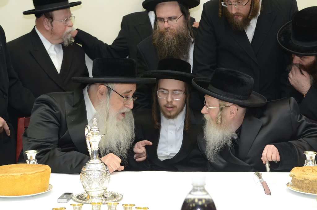 תיעוד ענק: שמחת האירוסין וסעודת הילולא בצאנז