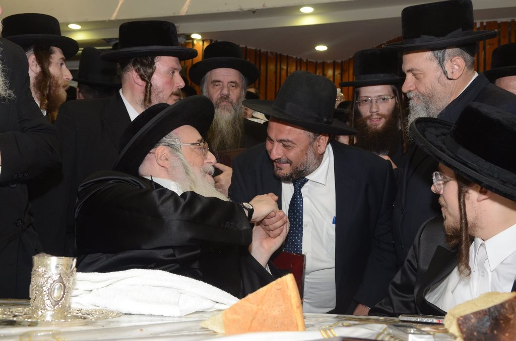 תיעוד ענק: שמחת האירוסין וסעודת הילולא בצאנז