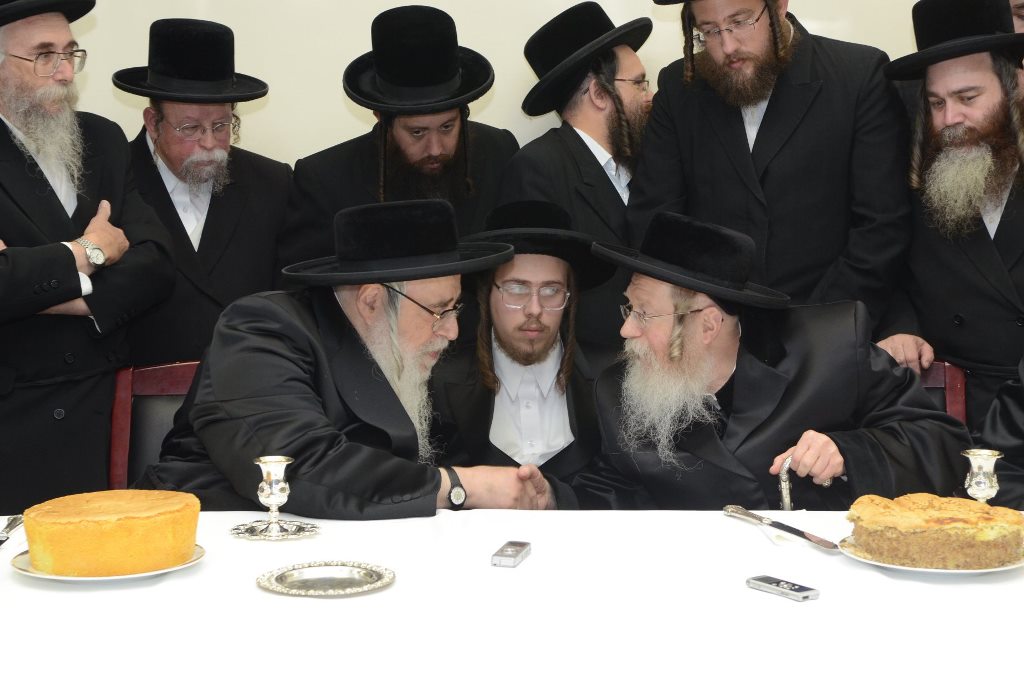 תיעוד ענק: שמחת האירוסין וסעודת הילולא בצאנז