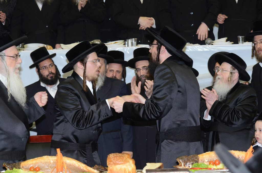 תיעוד ענק: שמחת האירוסין וסעודת הילולא בצאנז