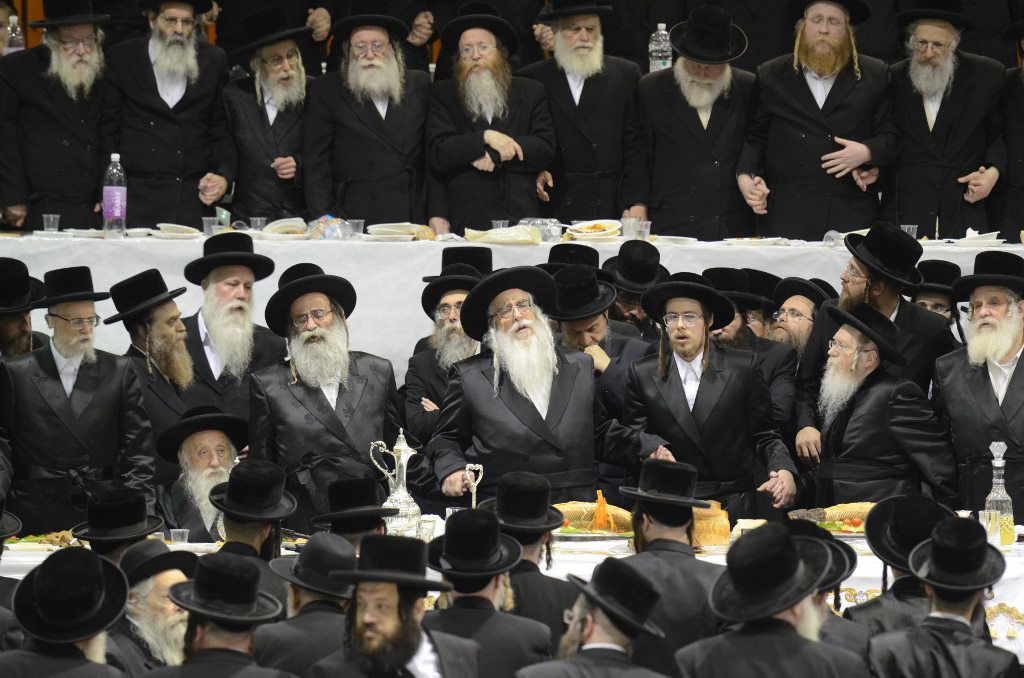 תיעוד ענק: שמחת האירוסין וסעודת הילולא בצאנז