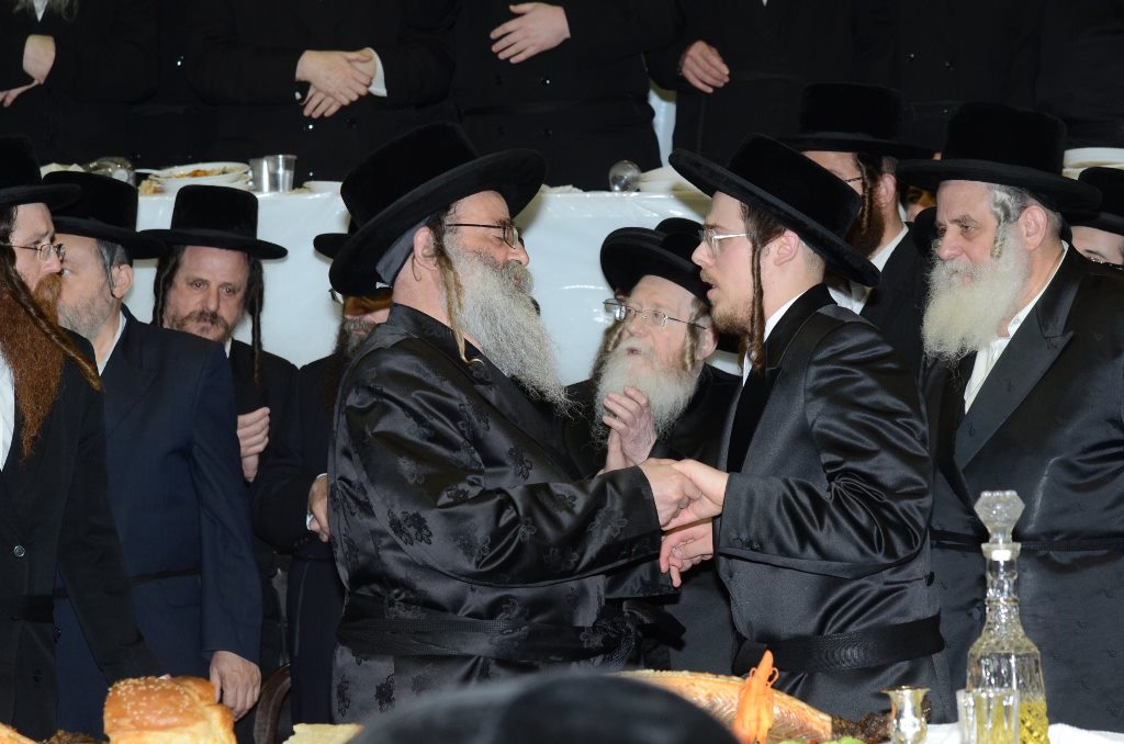 תיעוד ענק: שמחת האירוסין וסעודת הילולא בצאנז