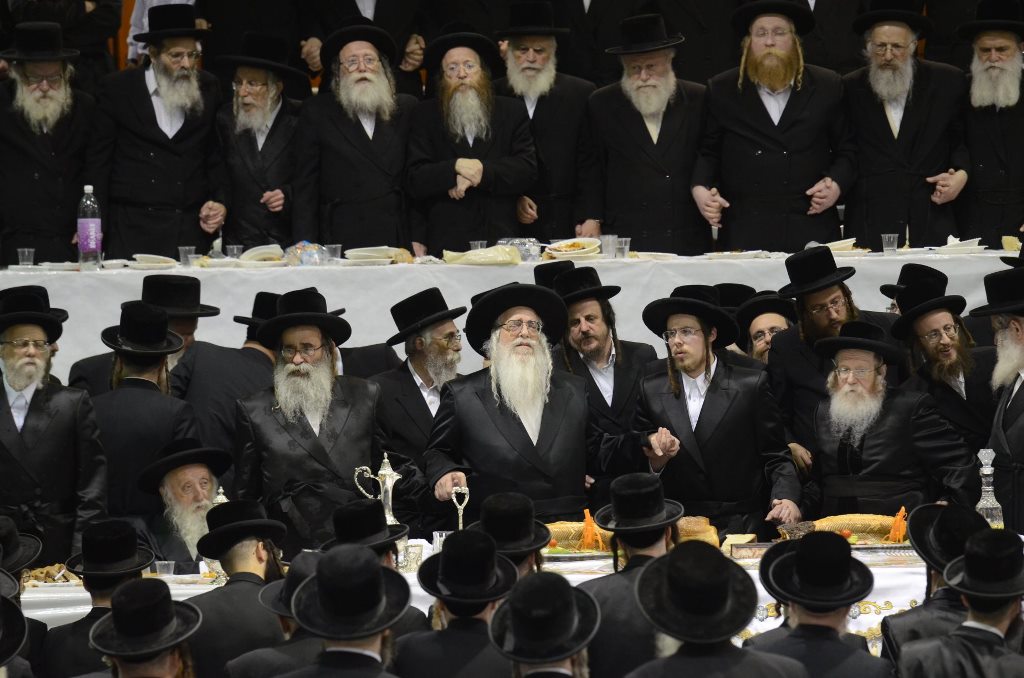 תיעוד ענק: שמחת האירוסין וסעודת הילולא בצאנז