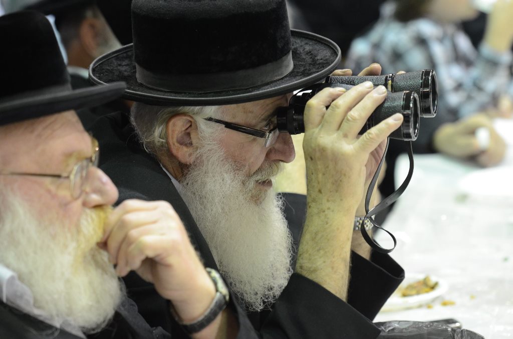 תיעוד ענק: שמחת האירוסין וסעודת הילולא בצאנז