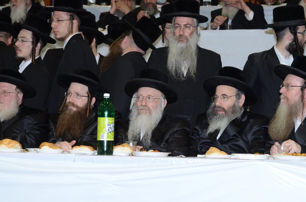 תיעוד ענק: שמחת האירוסין וסעודת הילולא בצאנז