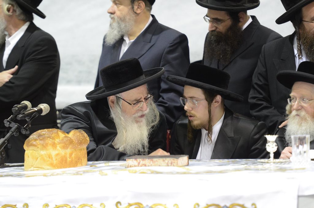 תיעוד ענק: שמחת האירוסין וסעודת הילולא בצאנז