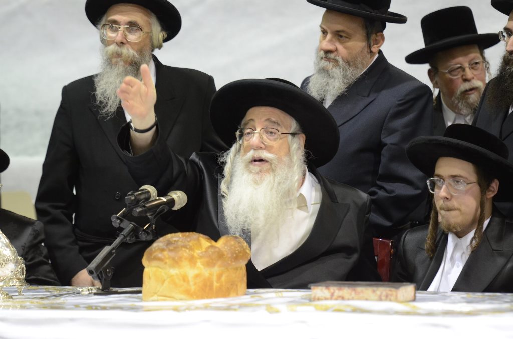 תיעוד ענק: שמחת האירוסין וסעודת הילולא בצאנז