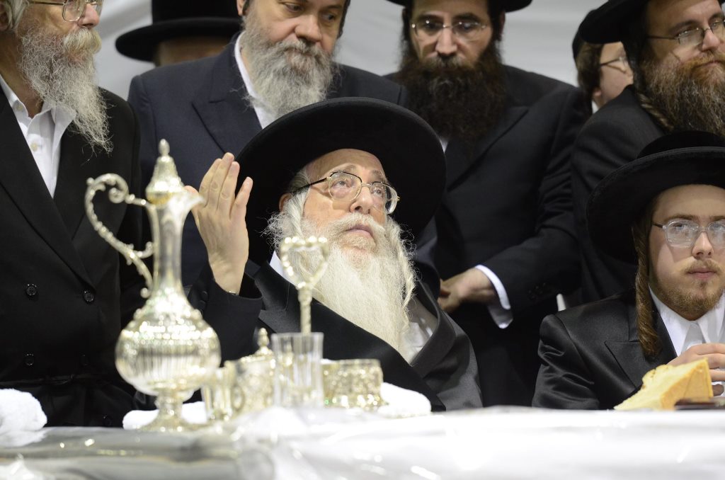 תיעוד ענק: שמחת האירוסין וסעודת הילולא בצאנז