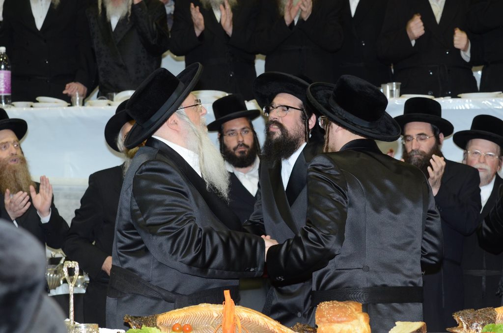 תיעוד ענק: שמחת האירוסין וסעודת הילולא בצאנז