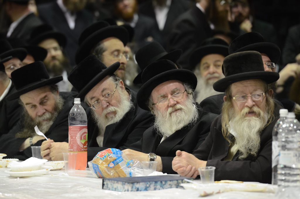 תיעוד ענק: שמחת האירוסין וסעודת הילולא בצאנז