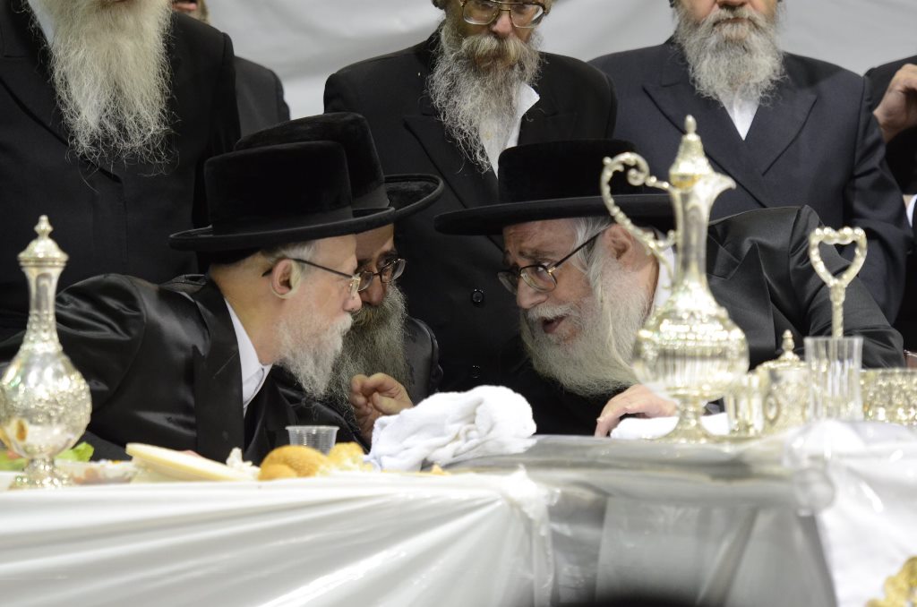 תיעוד ענק: שמחת האירוסין וסעודת הילולא בצאנז