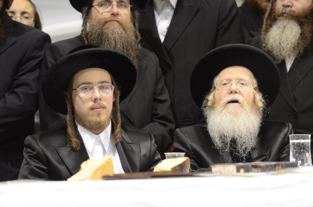 תיעוד ענק: שמחת האירוסין וסעודת הילולא בצאנז