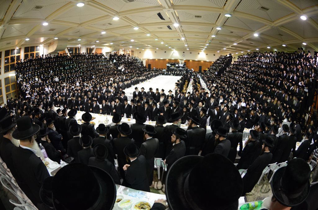 תיעוד ענק: שמחת האירוסין וסעודת הילולא בצאנז