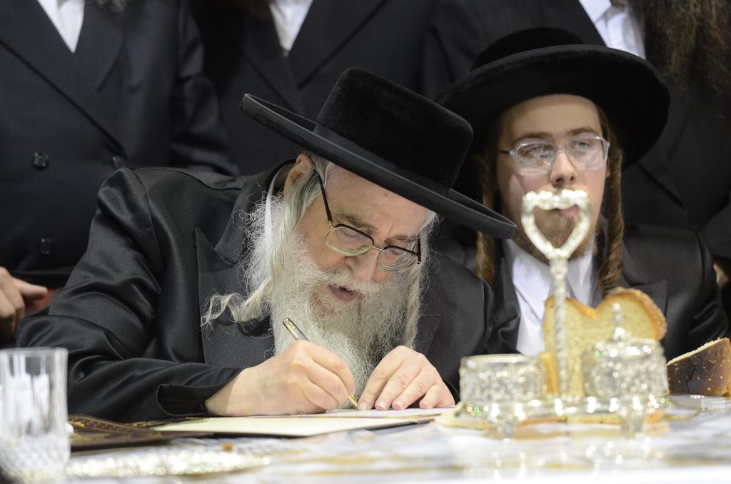 תיעוד ענק: שמחת האירוסין וסעודת הילולא בצאנז