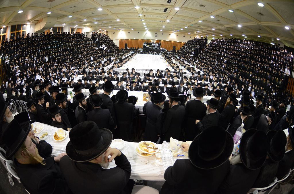 תיעוד ענק: שמחת האירוסין וסעודת הילולא בצאנז