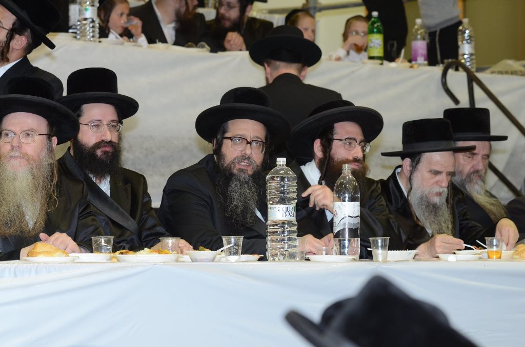 תיעוד ענק: שמחת האירוסין וסעודת הילולא בצאנז