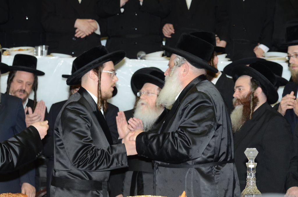 תיעוד ענק: שמחת האירוסין וסעודת הילולא בצאנז