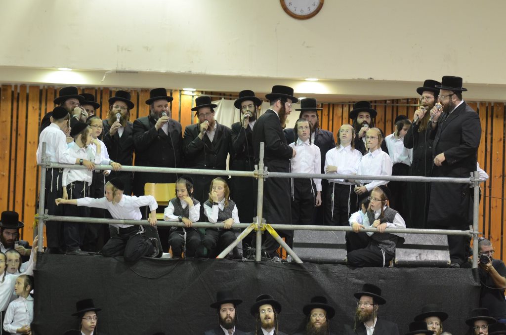 תיעוד ענק: שמחת האירוסין וסעודת הילולא בצאנז