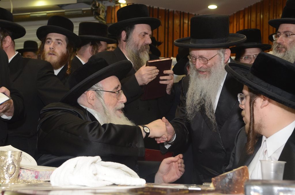 תיעוד ענק: שמחת האירוסין וסעודת הילולא בצאנז