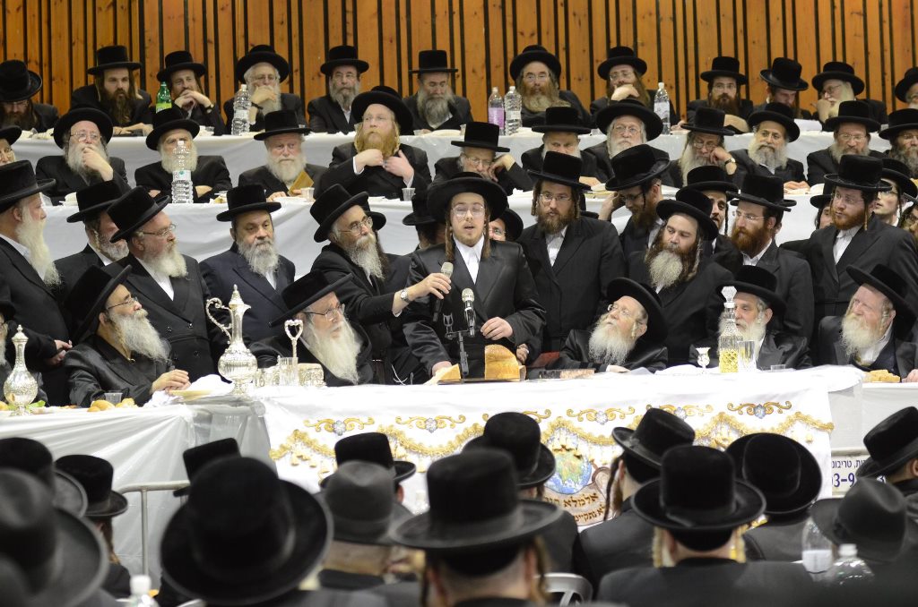 תיעוד ענק: שמחת האירוסין וסעודת הילולא בצאנז