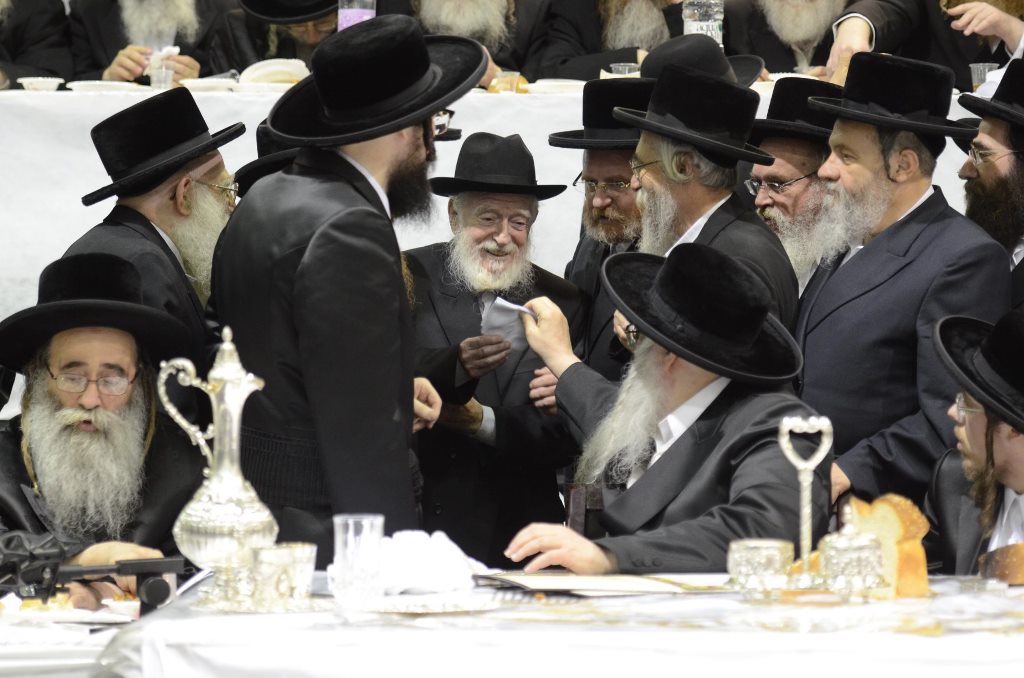 תיעוד ענק: שמחת האירוסין וסעודת הילולא בצאנז