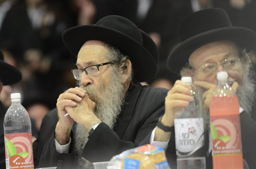 תיעוד ענק: שמחת האירוסין וסעודת הילולא בצאנז