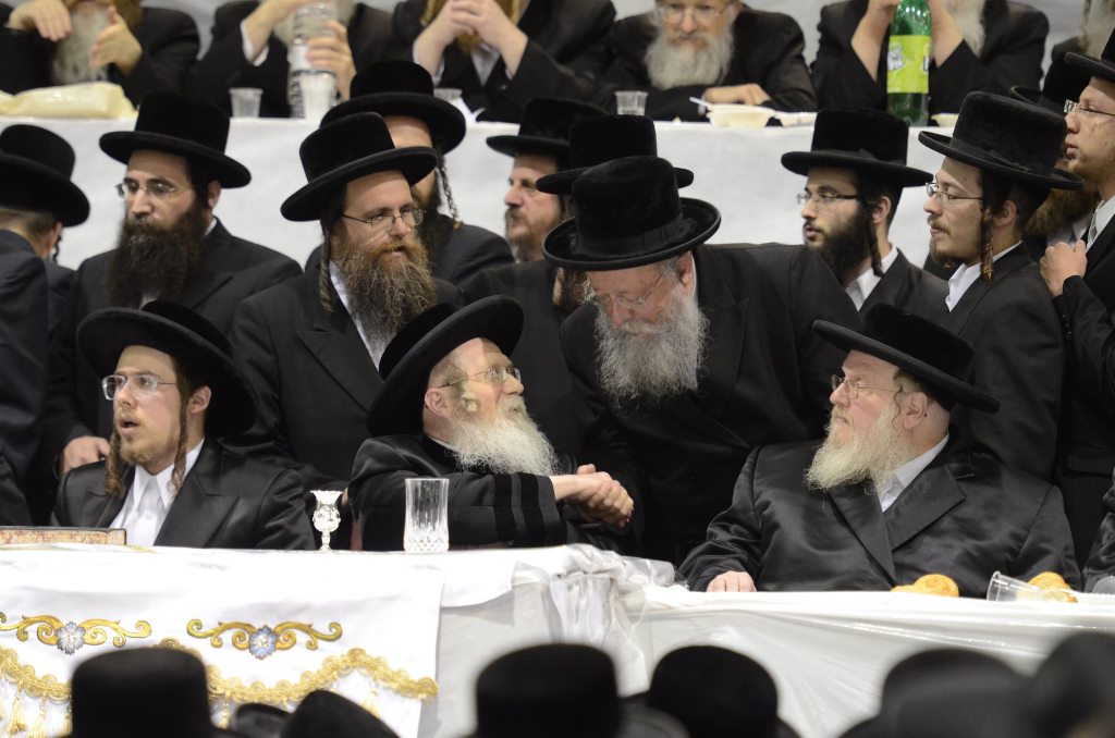 תיעוד ענק: שמחת האירוסין וסעודת הילולא בצאנז