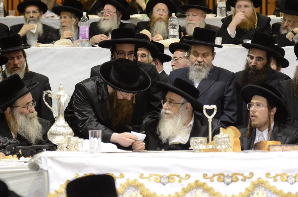 תיעוד ענק: שמחת האירוסין וסעודת הילולא בצאנז