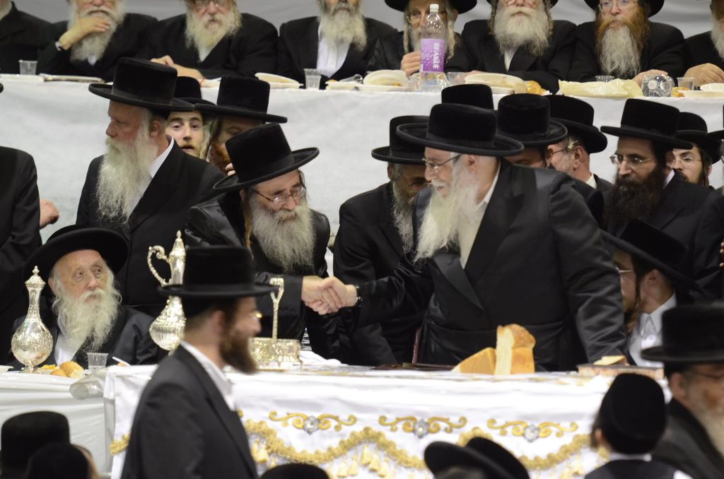 תיעוד ענק: שמחת האירוסין וסעודת הילולא בצאנז