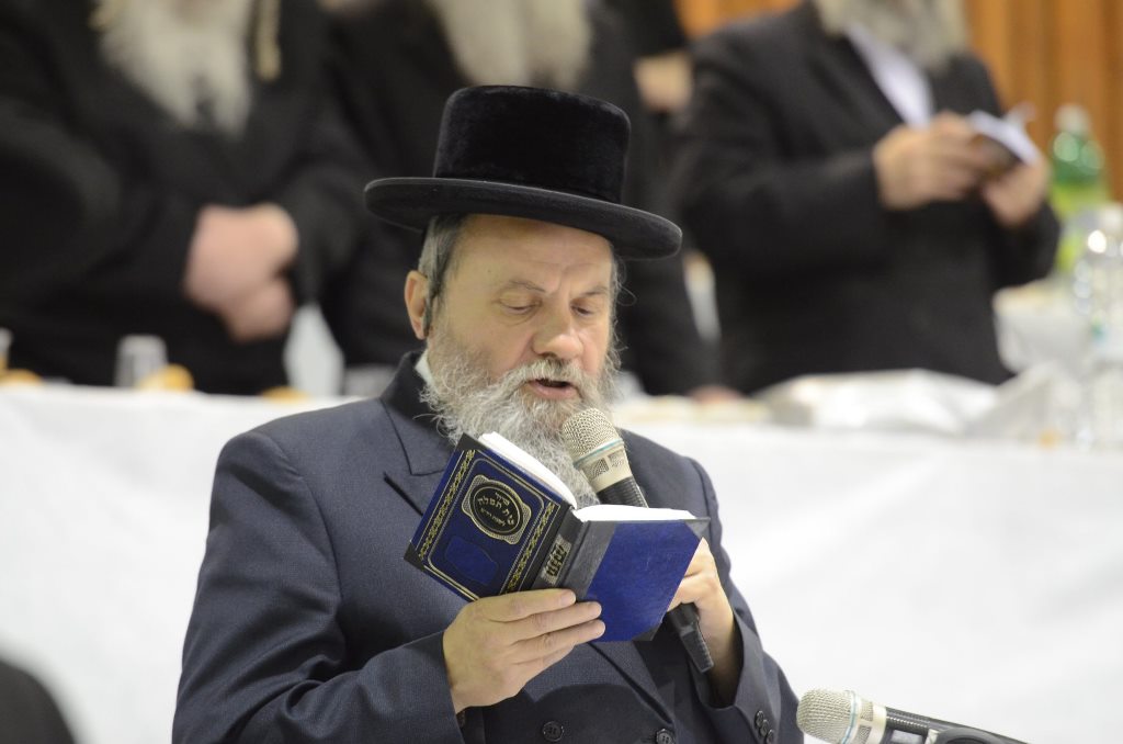 תיעוד ענק: שמחת האירוסין וסעודת הילולא בצאנז