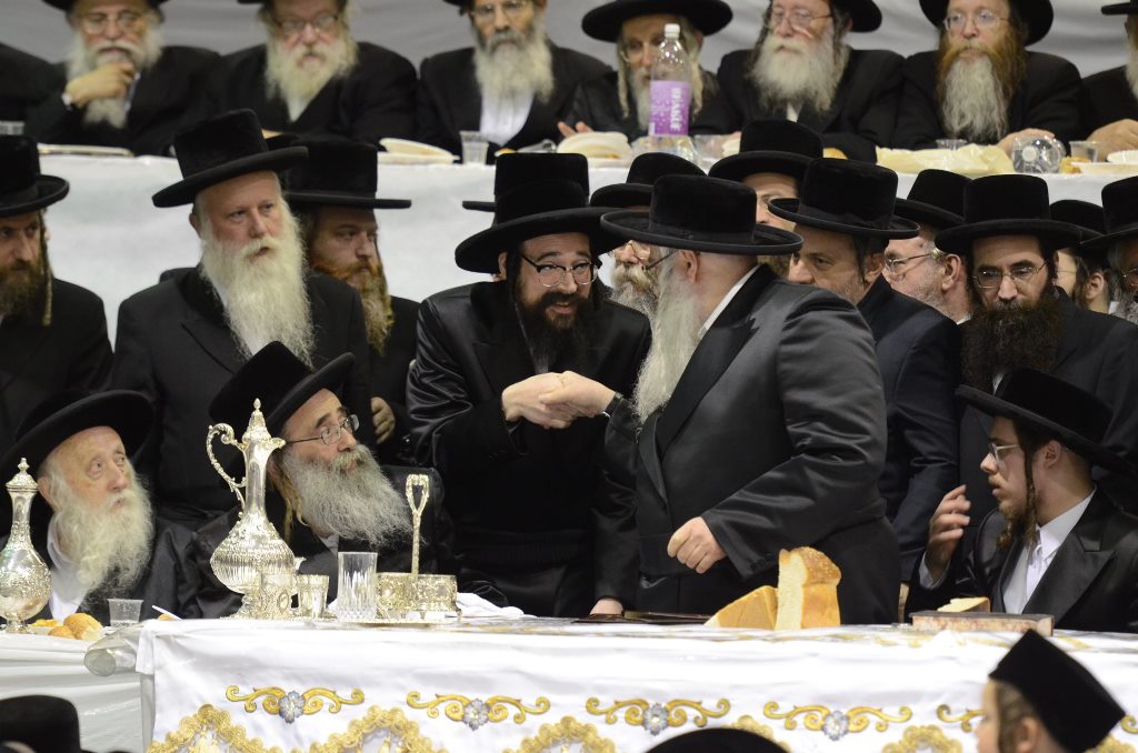 תיעוד ענק: שמחת האירוסין וסעודת הילולא בצאנז