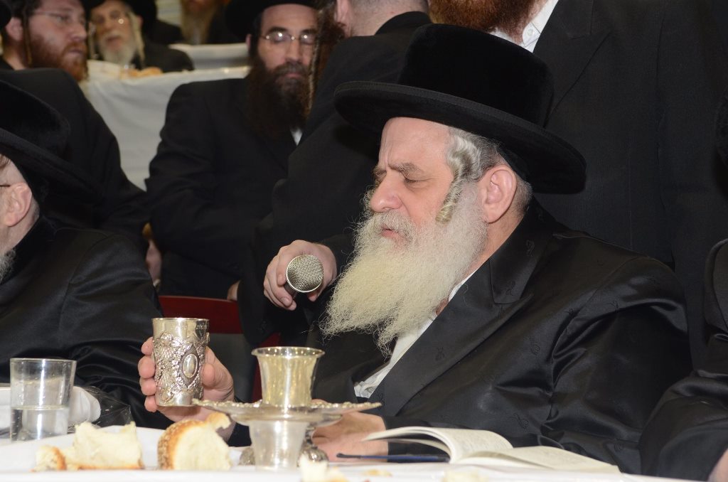 תיעוד ענק: שמחת האירוסין וסעודת הילולא בצאנז