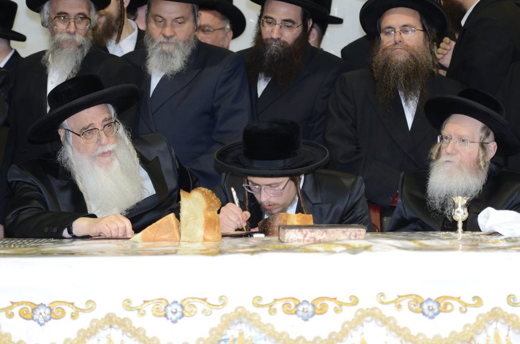 תיעוד ענק: שמחת האירוסין וסעודת הילולא בצאנז