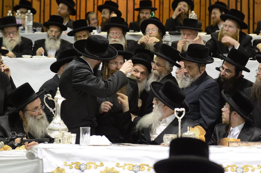 תיעוד ענק: שמחת האירוסין וסעודת הילולא בצאנז