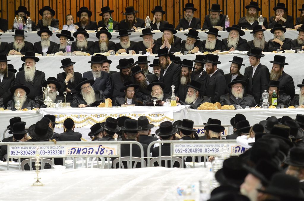 תיעוד ענק: שמחת האירוסין וסעודת הילולא בצאנז